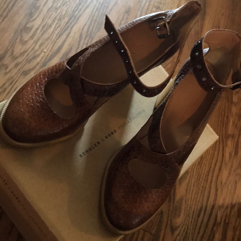Made in Brazil leather shoe wooden heel.